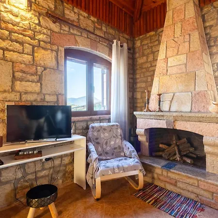 別荘 Mini Castle In Nature Fotini's Retreat Polilimnio *